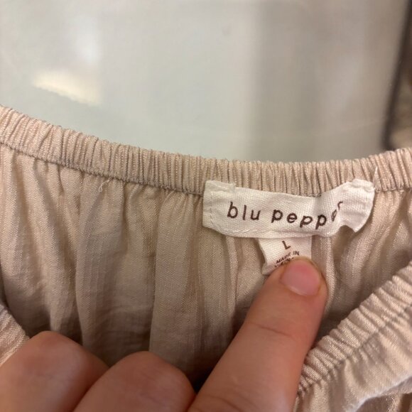 Folklore style cream colored dress size medium - Picture 2 of 3